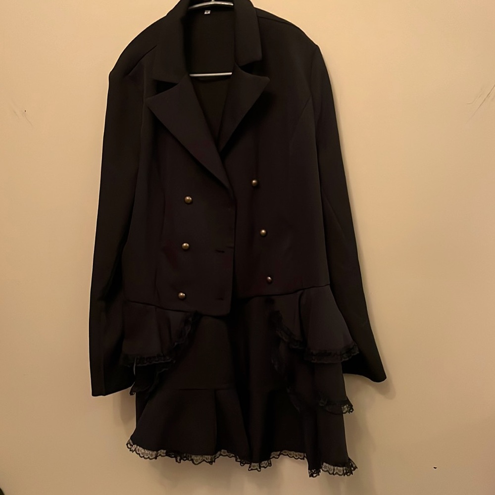 Evening jacket with lace and buttons